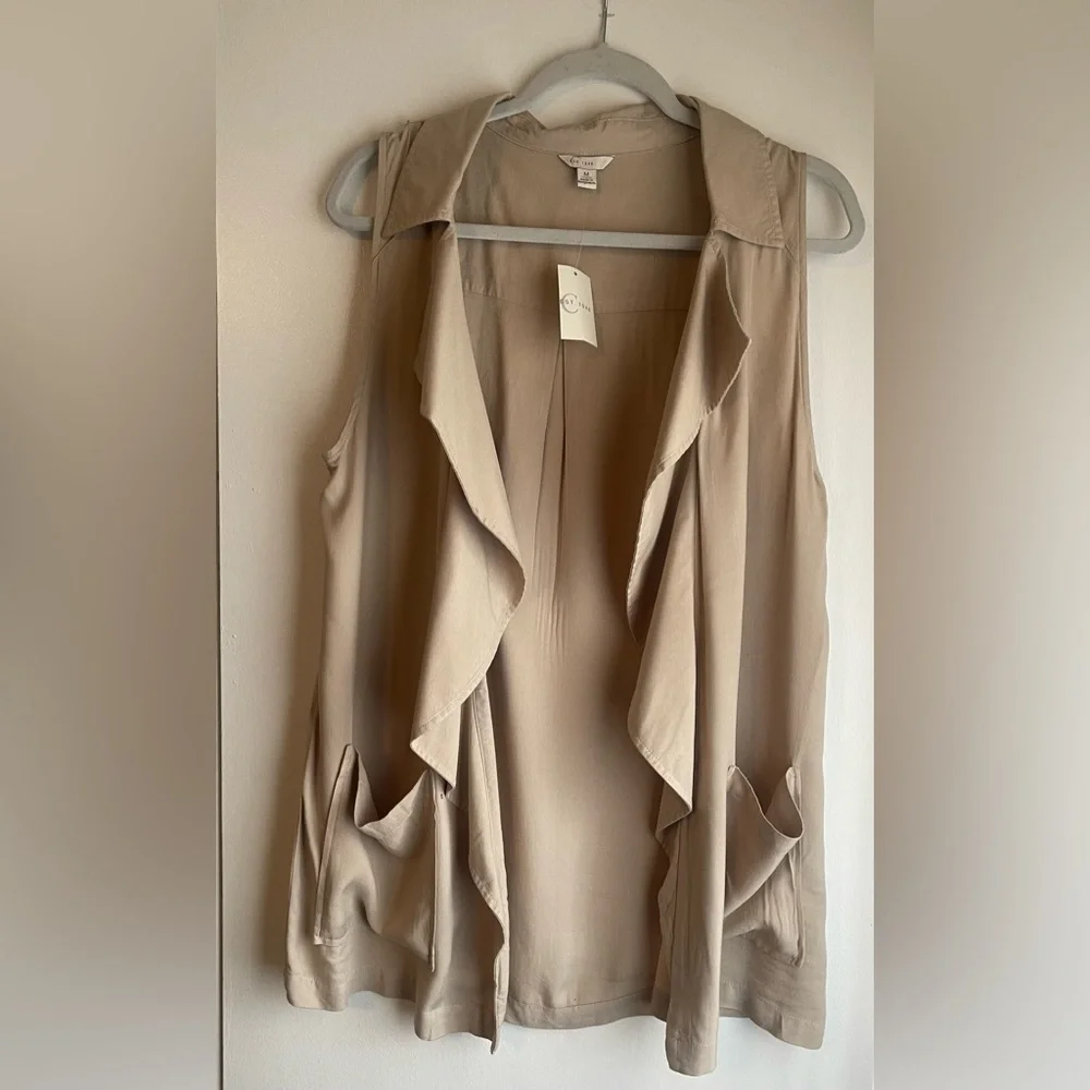 *NWT* Woman’s Beautiful Tan‎ Casual Vest Size Medium